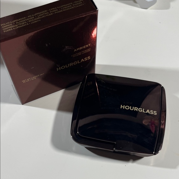 Hourglass Ambient Lighting Compact in Ethereal Light!! - Picture 1 of 2